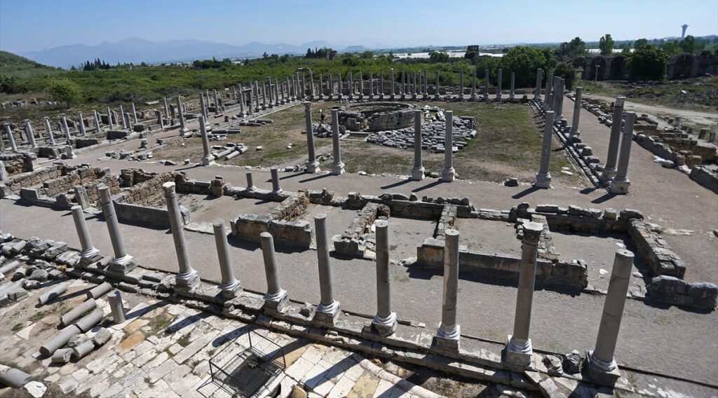 Best Historical Places In Turkey : Perge