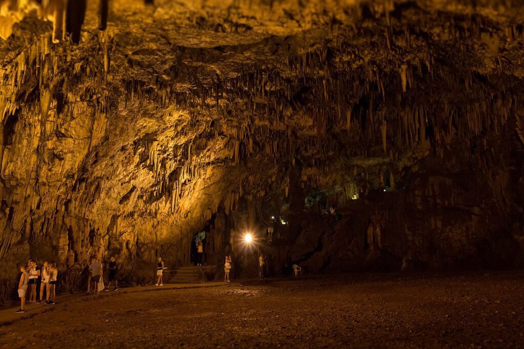 Kefalonia Travel Guide : Drongaráti Cave, The Biggest Cave in Kefalonia