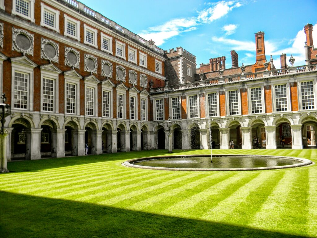 Best Places to Visit in London in 2024 / Hampton Court Palace