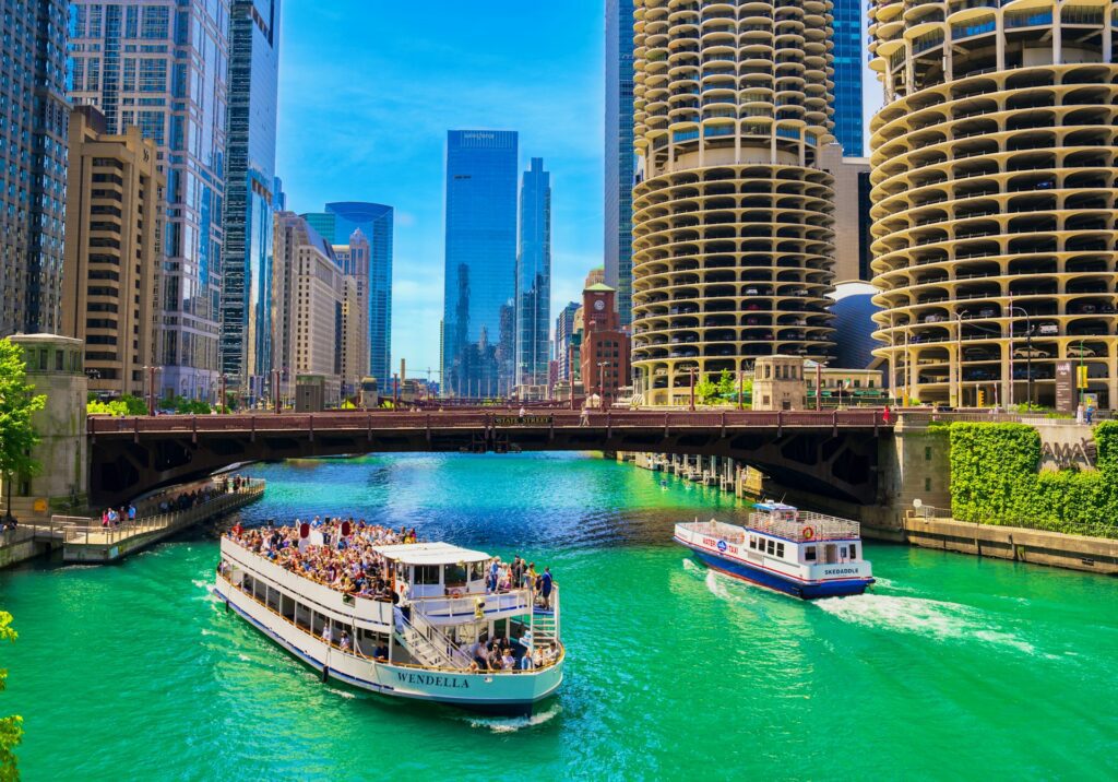 14 Best Places to Visit in Chicago / Chicago Riverwalk