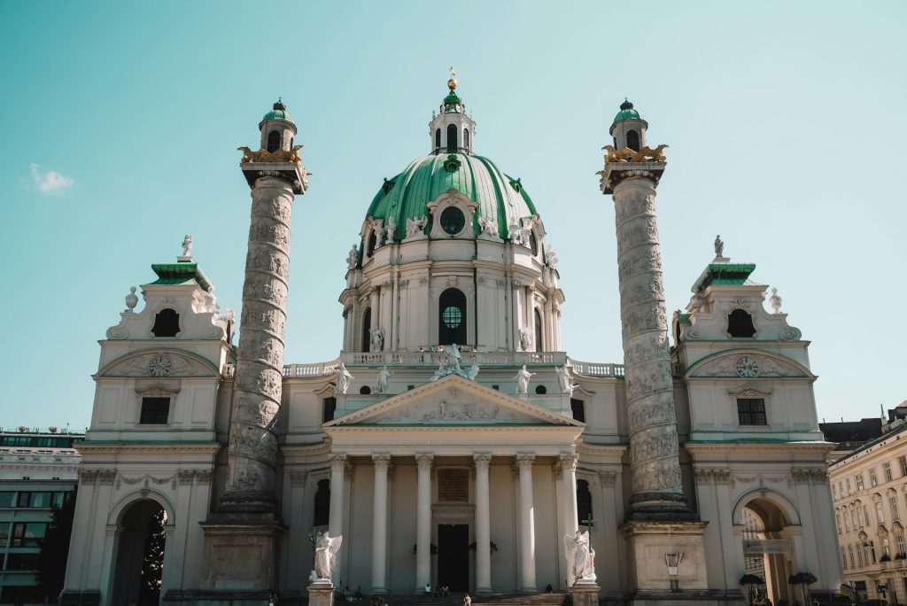 Top 10 Places to Visit in Vienna / Karlskirche