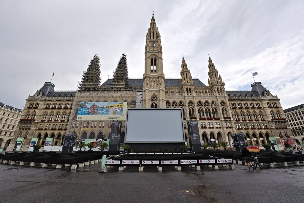 Top 10 Places to Visit in Vienna / Vienna Rathaus