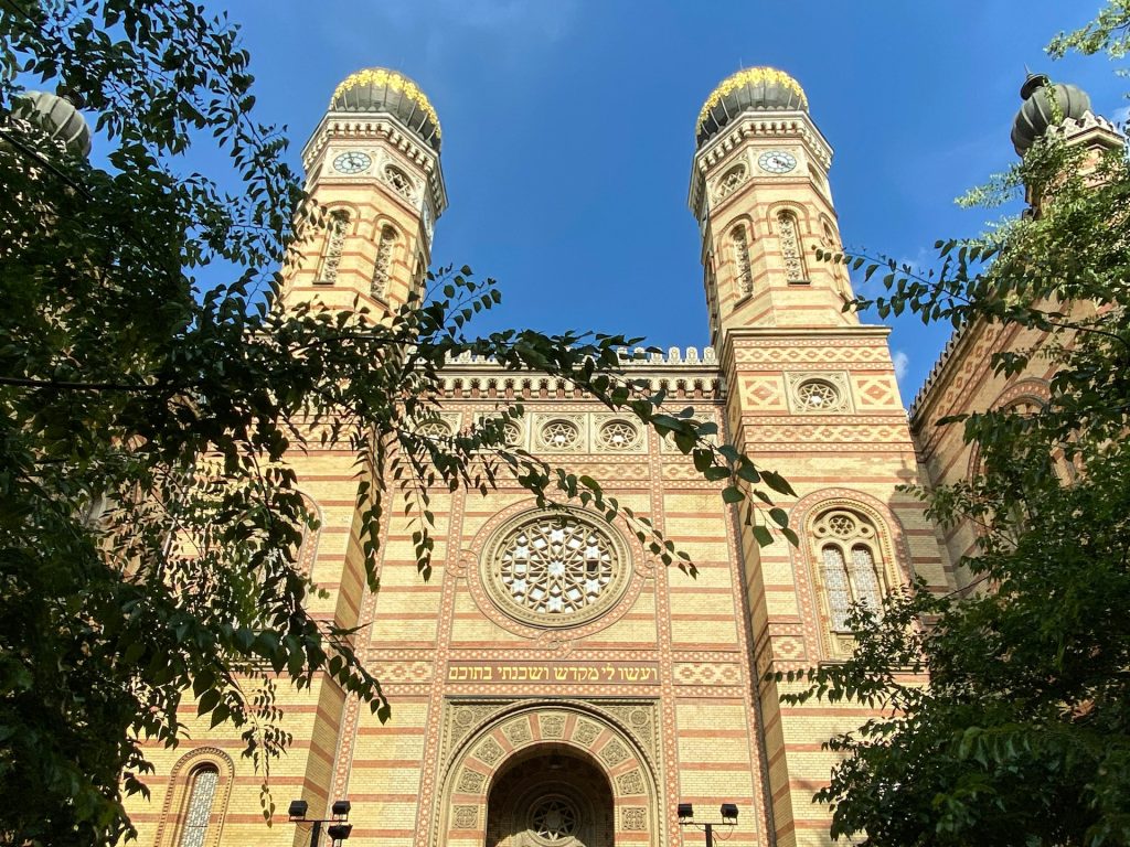 Top 10 Places to Visit in Budapest / Dohany Street Synagogue